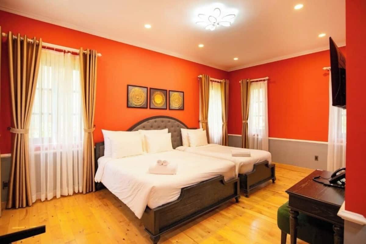 Chambre Triple Deluxe, vue jardin | Bureau, rideaux occultants, fer et planche à repasser, Wi-Fi gratuit