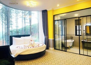 Suite, Mountain View | Desk, blackout curtains, iron/ironing board, free WiFi