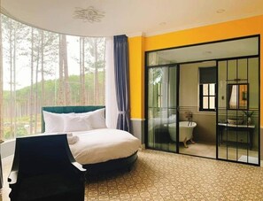 Escritorio, cortinas blackout y tabla de planchar con plancha