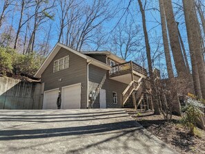 Exterior - Hillside Hideaway: Sunlit Retreat Among the Treetops, Ideal for 2-4 Guests, (Waynesville)
