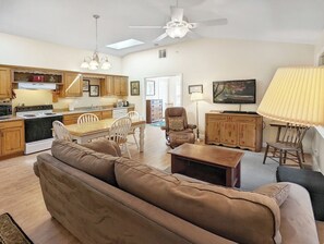 Living area - Hillside Hideaway: Sunlit Retreat Among the Treetops, Ideal for 2-4 Guests, (Waynesville)