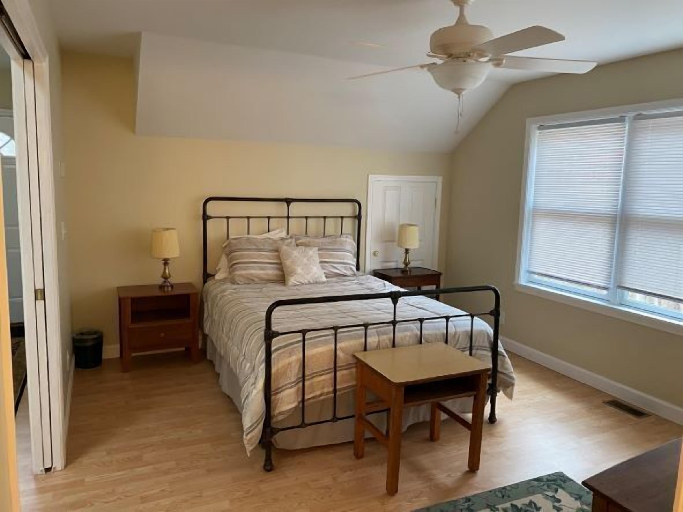 2 bedrooms, iron/ironing board, Internet, bed sheets