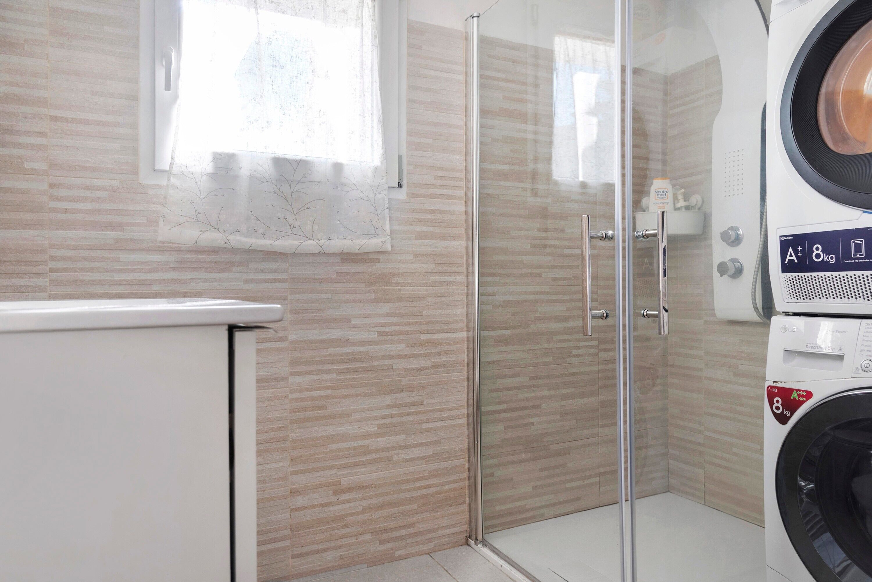 Shower, free toiletries, hair dryer, towels