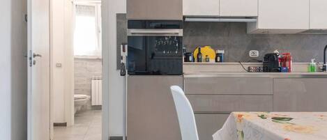 Frigorifero, microonde, forno, piano cottura