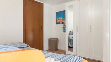 3 bedrooms, desk, iron/ironing board, WiFi