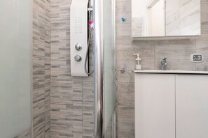 Douche, articles de toilette gratuits, sèche-cheveux
