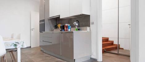 Een koelkast, een microgolfoven, een oven, een kookplaat