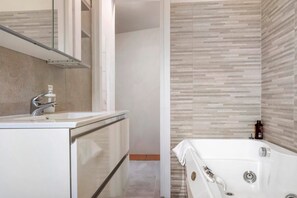 Shower, free toiletries, hair dryer, towels