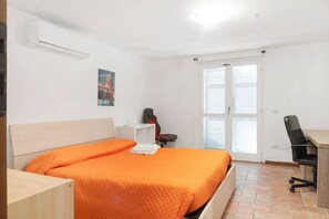 3 chambres, fer et planche à repasser, Wi-Fi, draps fournis