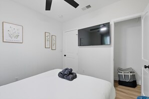 3 bedrooms, iron/ironing board, WiFi, bed sheets
