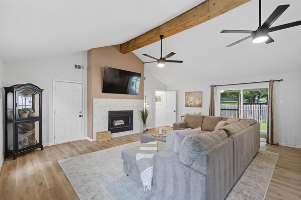 TV, fireplace, offices - Countryside Cottage Getaway | 3BD/3BA w Patio+BBQ (Sherman)