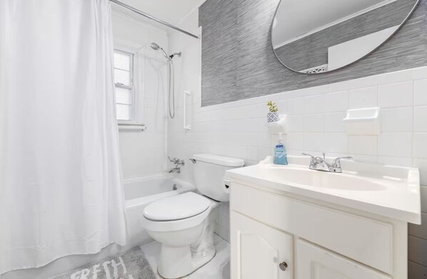 Un baño moderno con ducha, inodoro y lavamanos.