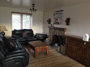 Fernseher, DVD-Player, Bücher, Videothek