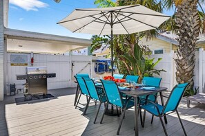 Outdoor dining - Coastal Beach Retreat, Steps from the Sand with P (Clearwater Beach)