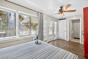 5 bedrooms, iron/ironing board, free WiFi, bed sheets - Coastal Beach Retreat, Steps from the Sand with P (Clearwater Beach)