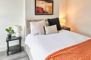 3 habitaciones, tabla de planchar con plancha, wifi y ropa de cama