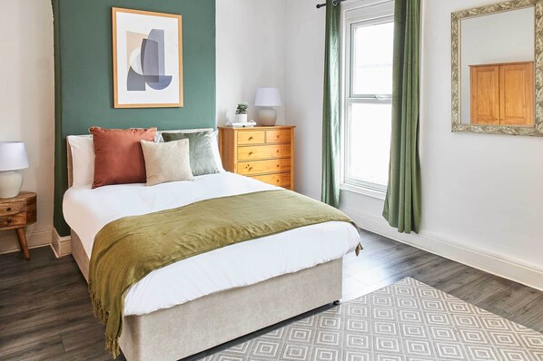 3 bedrooms, iron/ironing board, WiFi, bed sheets