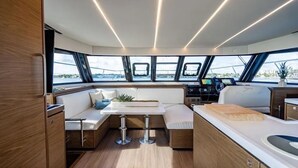 Un intérieur moderne avec un espace salon central, une table à manger et un comptoir de cuisine.
