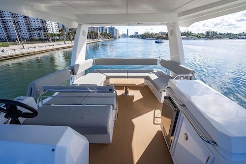 Luxury on the Sea! 47' Motor Yacht in Beautiful Marina!