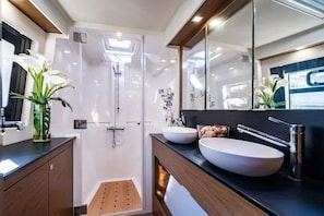 Hair dryer, towels, soap, shampoo - Luxury on the Sea! 50' Motor Yacht in Beautiful Marina! (Stock Island)