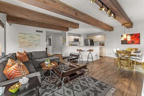 Televisio, takka, DVD-soitin, työhuone