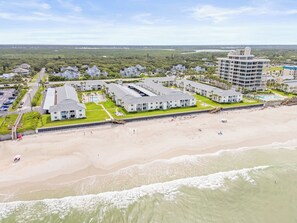Plage, chaises longues, serviettes de plage