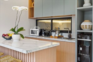Vila, 3 quartos, vista para a piscina | Cozinha privada | Geladeira grande, micro-ondas, cooktop, torradeira