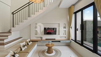 Vila, 3 quartos, vista para a piscina | Área de estar | Smart TV 50 polegadas com canais a cabo, Netflix, serviços de streaming