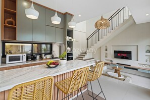 Villa, 3 Bedrooms, Pool View | Dining room