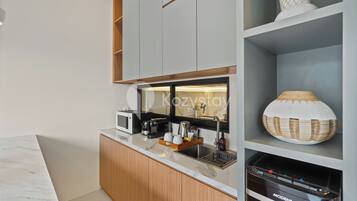 Vila, 3 kamar tidur, pemandangan kolam renang | Dapur pribadi | Lemari es besar, microwave, kompor, dan pemanggang roti