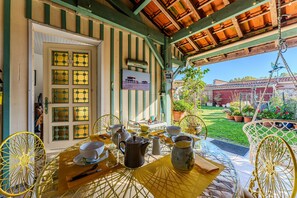 Outdoor dining - Guest Room "La Chambre Curry Du Bassin" with Private Garden and Wi-Fi (La Teste-de-Buch)