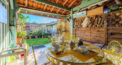 Guest Room 'La Chambre Dorée Du Bassin' with Private Garden and Wi-Fi