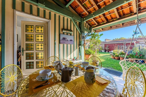 Guest Room 'La Chambre Dorée Du Bassin' with Private Garden and Wi-Fi