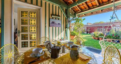 Guest Room 'La Chambre Dorée Du Bassin' with Private Garden and Wi-Fi
