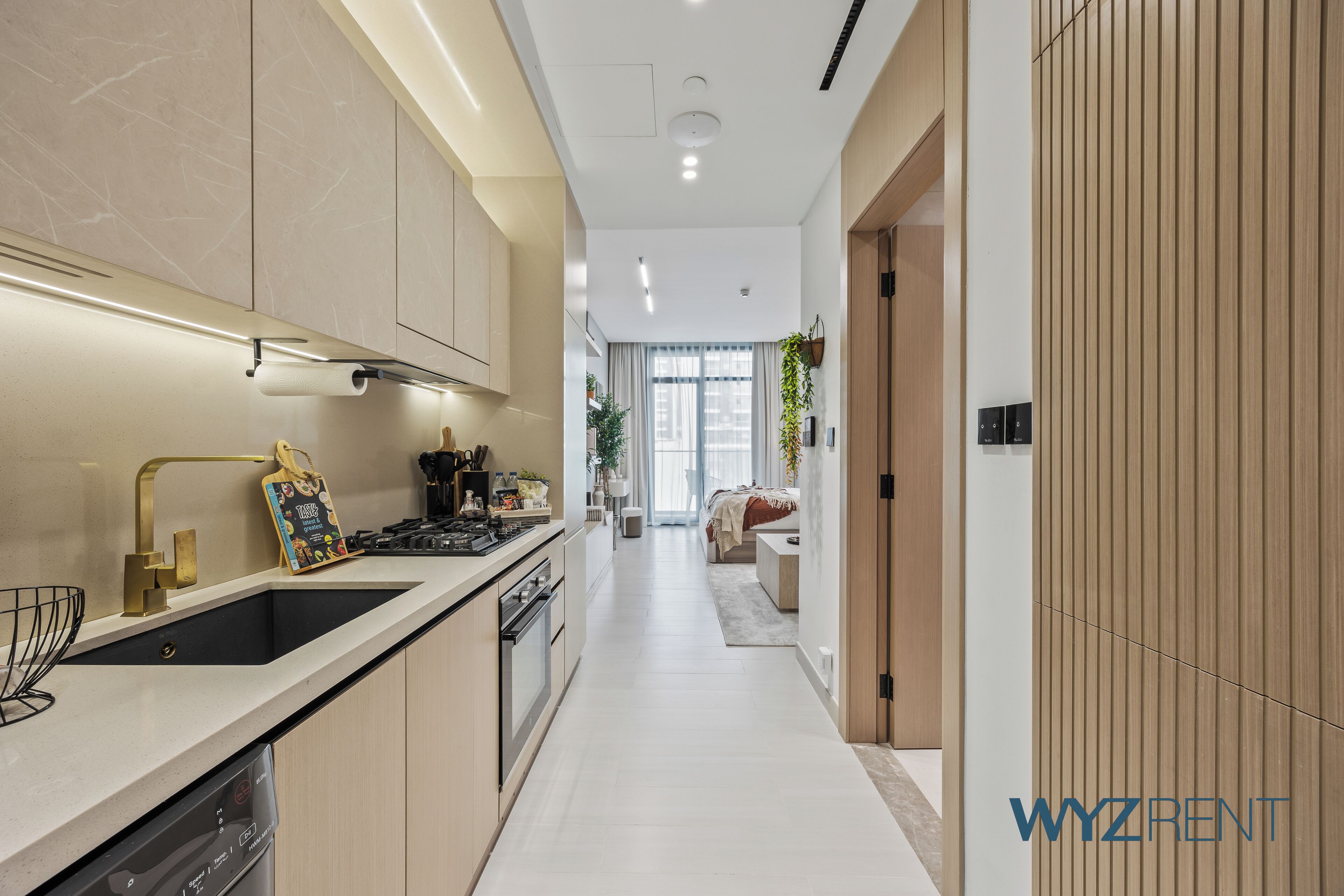 Full-sized fridge, microwave, oven, stovetop