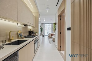 Kjøleskap, mikrobølgeovn, ovn og kokeplater