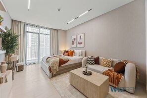 標準公寓, 陽台, 泳池景觀 | 起居區 | 55-吋智慧型電視、數位頻道、Netflix、串流服務