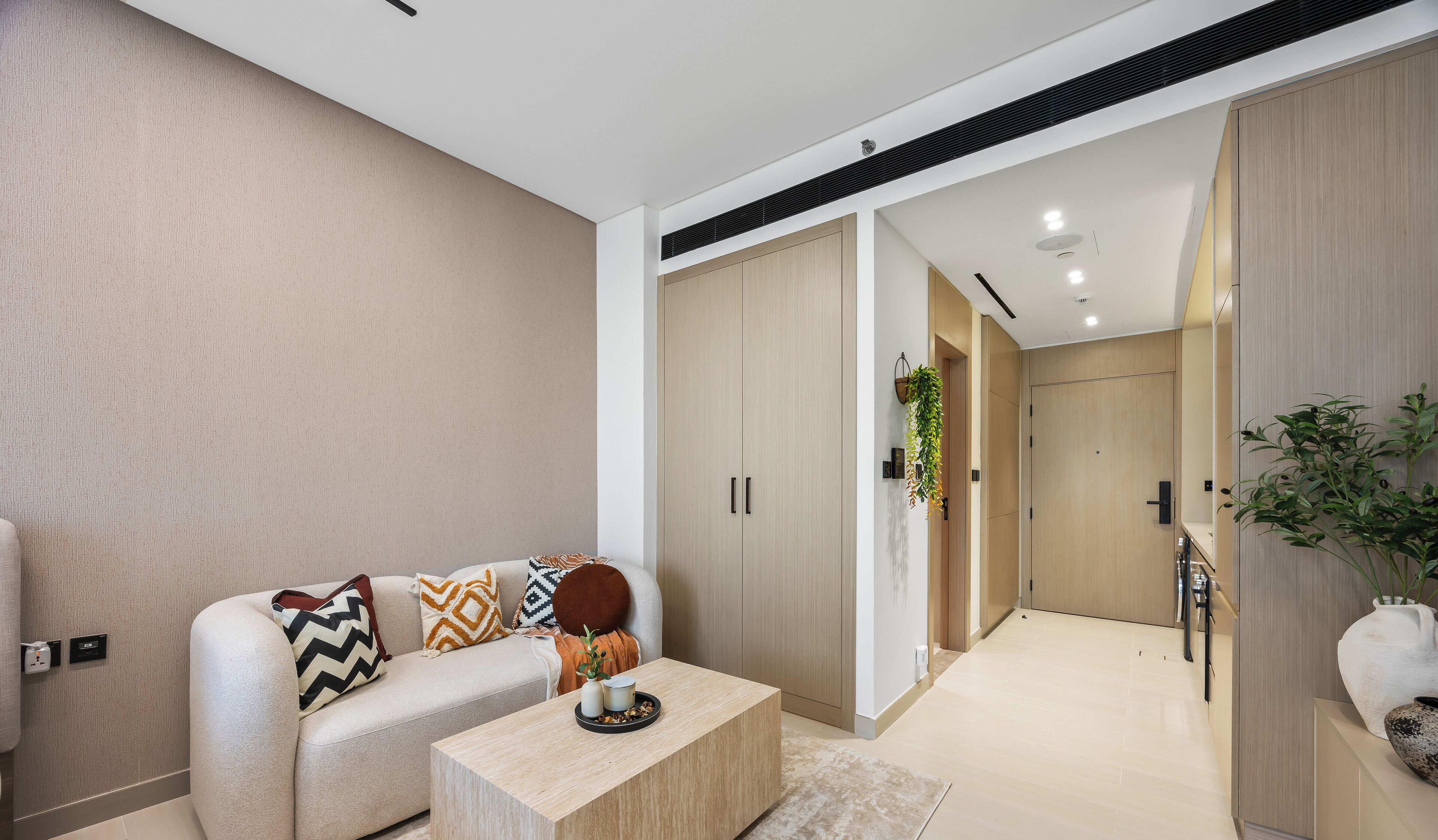 스탠다드 아파트, 발코니, 수영장 전망 | 거실 공간 | 디지털 채널 시청이 가능한 55인치 스마트 TV, 넷플릭스, 스트리밍 서비스