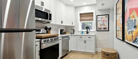 Een koelkast, een microgolfoven, een oven, een kookplaat