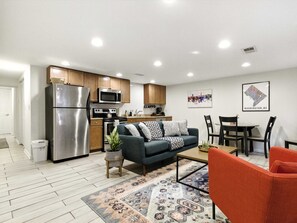 Televisión y oficina 