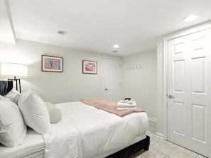 2 bedrooms, desk, iron/ironing board, WiFi