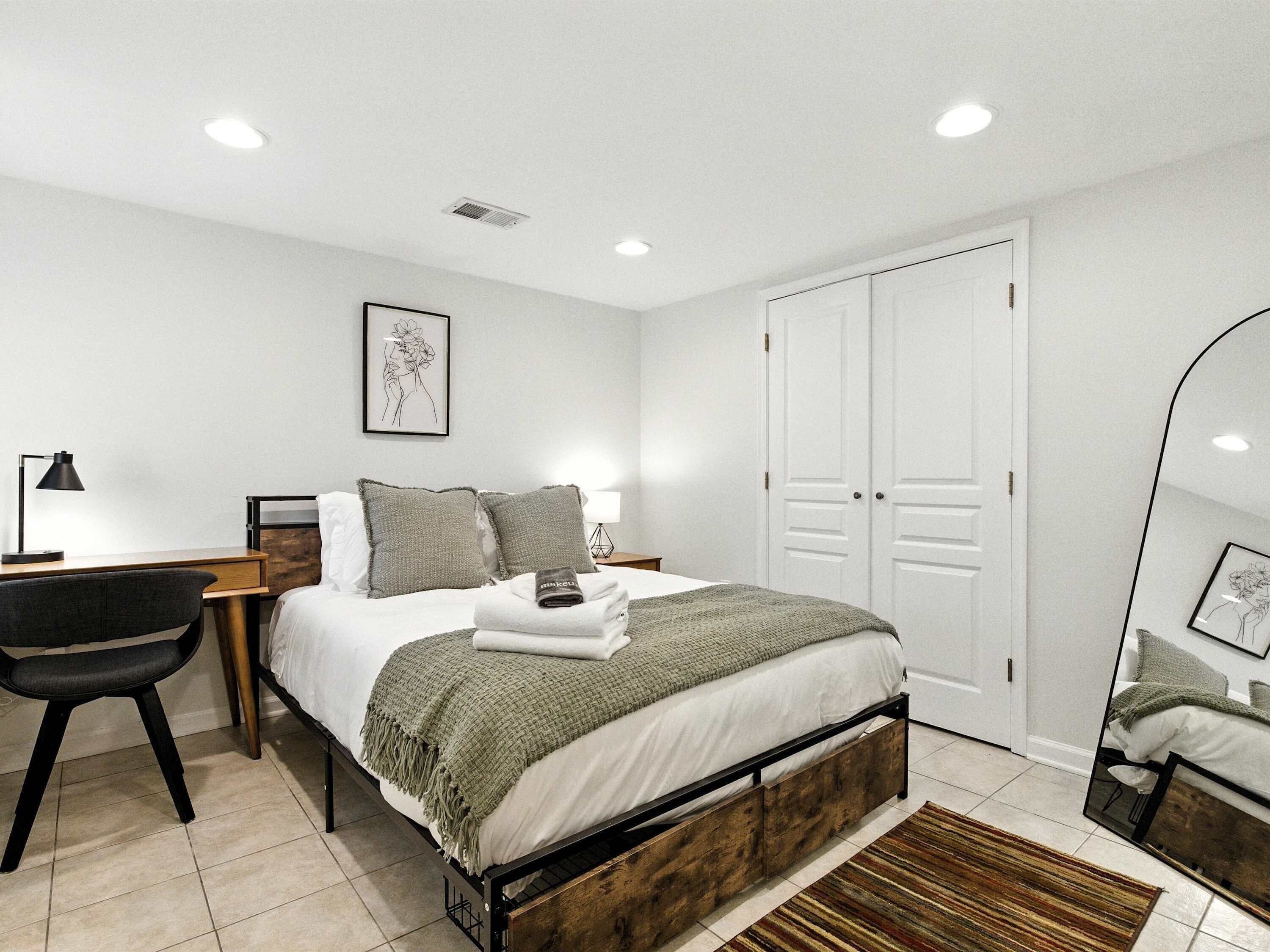 2 bedrooms, desk, iron/ironing board, WiFi