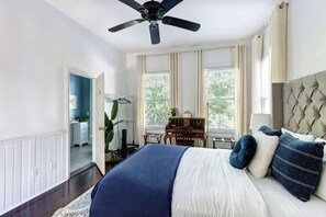 1 bedroom, desk, iron/ironing board, WiFi - The Whale Loft | Historic Charm + Balcony (Savannah)