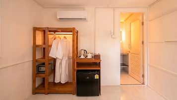 Classic Room | Bathroom | Shower, free toiletries, bathrobes, bidet