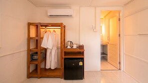 ห้องคลาสสิก | ห้องน้ำ | ฝักบัว, ของใช้ในห้องน้ำฟรี, โถสุขภัณฑ์แบบบิเดท์, ผ้าเช็ดตัว