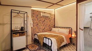 A compact bedroom with a bed, a bedside table, a wardrobe, and a shower area. - Le Panpurie Koh Lanta Resort (Ko Lanta)