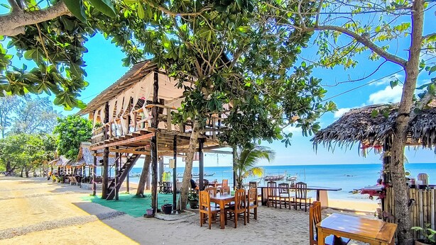 A beachfront restaurant with outdoor seating and a view of the ocean. - Le Panpurie Koh Lanta Resort (Ko Lanta)