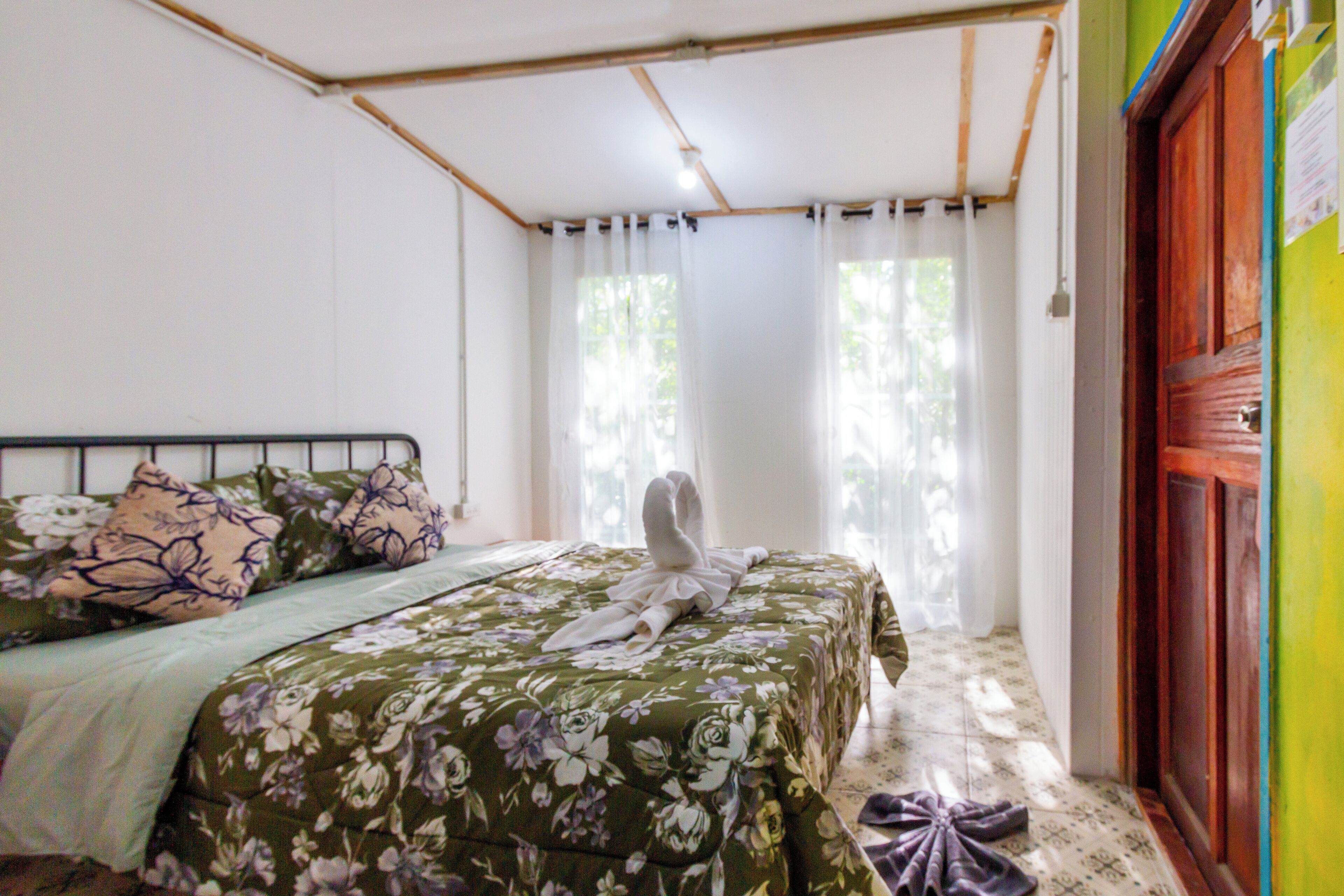 Escritorio, wifi gratis y ropa de cama 