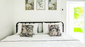 Een bureau, gratis wifi, beddengoed