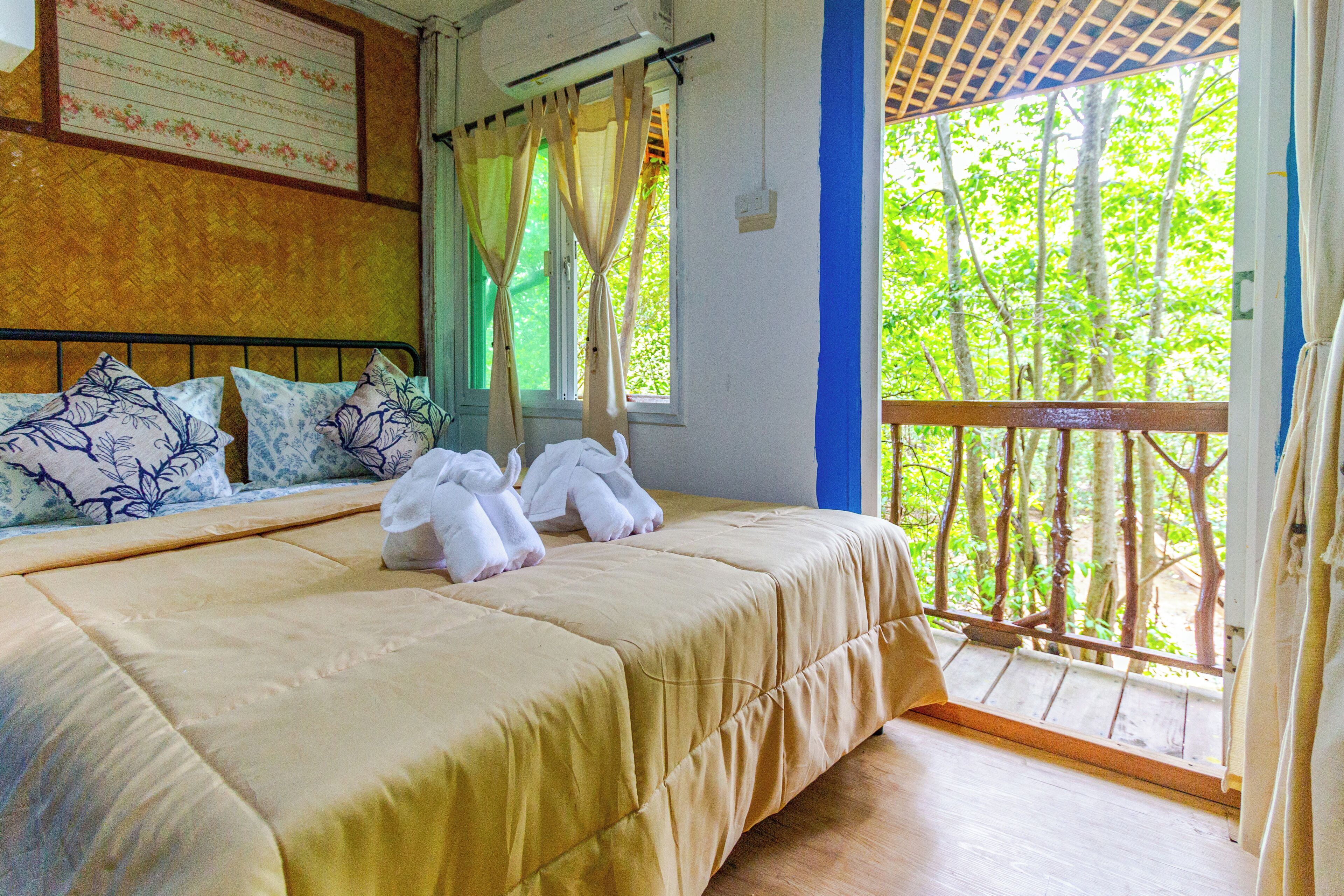 Deluxe tweepersoonskamer, 1 queensize bed, balkon, uitzicht op resort | Een bureau, gratis wifi, beddengoed